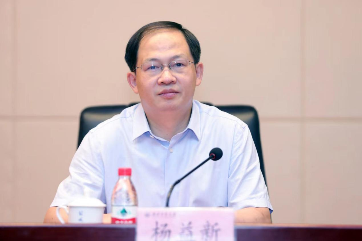 开班仪式上,杨益新代表学校致欢迎辞,对来校参加学习的研修班学员表示